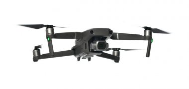 Yeni koyu gri drone quadcopter dijital kamera ve sensörler beyaz uçan
