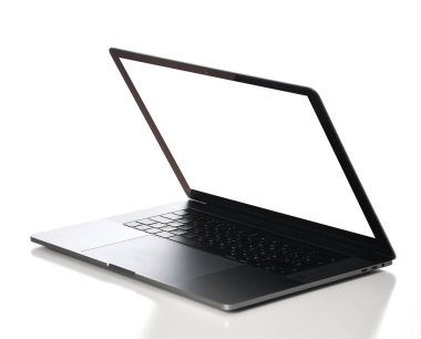 Yeni dizüstü bilgisayar göstermek klavye ve beyaz izole boş beyaz ekran ile 