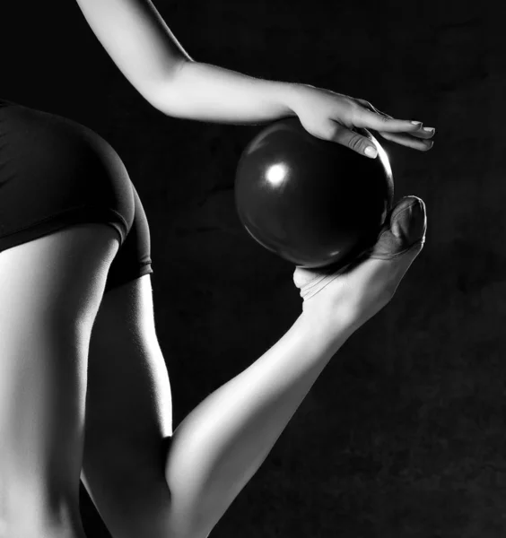 Νέοι σπορ γυναίκα κάνει γυμναστική τέντωμα Fitness ασκήσεις προπόνηση με μπάλα στο Sport Club — Φωτογραφία Αρχείου