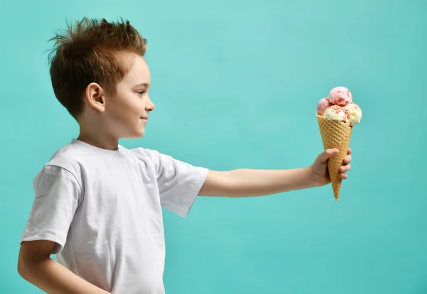 Menino bebê comer framboesa e sorvete de baunilha em waffles cone na hortelã azul — Fotografia de Stock
