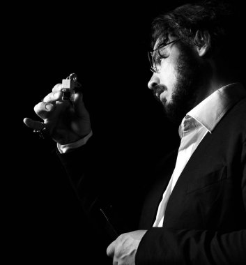 Sakal ve modern saç kokusu ile acımasız adam otomatik parfüm giyim iş Klasik takım elbise