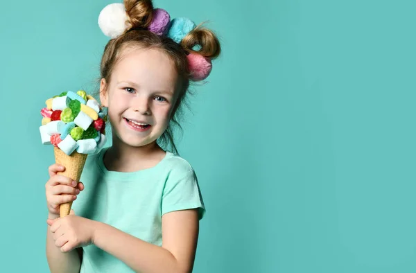 おいしいトッピングベリーマシュマロマーマレードとワッフルコーンで大きなアイスクリームを保持する幸せな小さな女の子の肖像画 — ストック写真