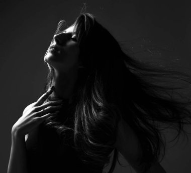 Rüzgarlı saçlı güzel zarif kadın siyah beyaz moda sanat stüdyosu portre 