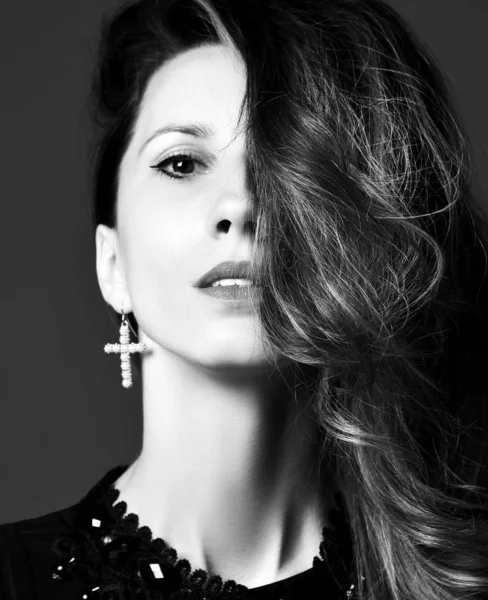 Estúdio de arte de moda preto e branco retrato de mulher bonita e elegante com cabelo ventoso — Fotografia de Stock