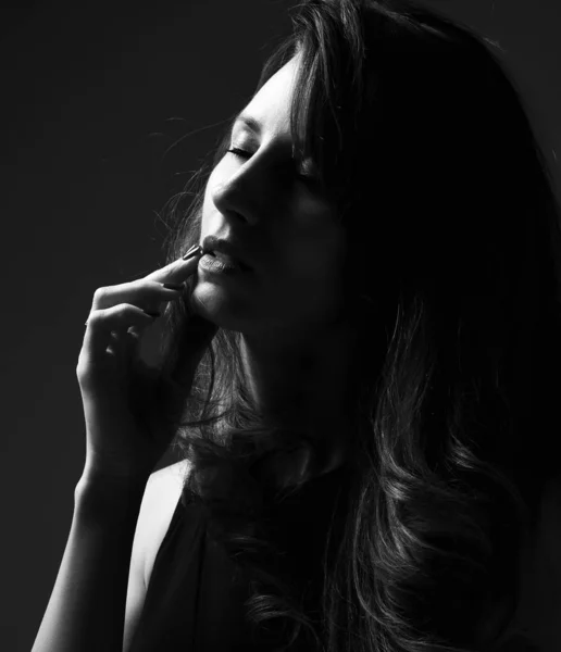 Retrato de estudio de arte de moda en blanco y negro de una hermosa mujer elegante con cabello ventoso —  Fotos de Stock