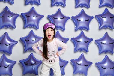 Pijama esneme sevimli küçük asyalı kız çocuk esneme ve sabah uzanır