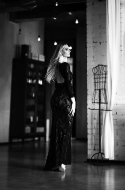 Pahalı restoran yerinde uzun moda elbise yürüyen genç güzel kadın