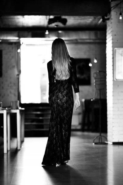 Young beautiful woman walking in long fashion dress in expensive restaurant place — Stock Photo, Image