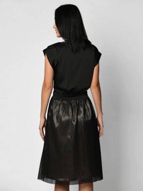 Genç güzel kadın beyaz yeni moda kış elbise tam vücut poz 