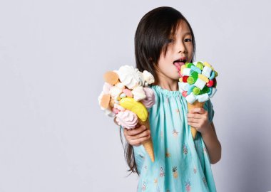 Lezzetli ahududu marshmallow marmelat ile waffle koniler iki tatlı büyük dondurma yeme bebek kız çocuk