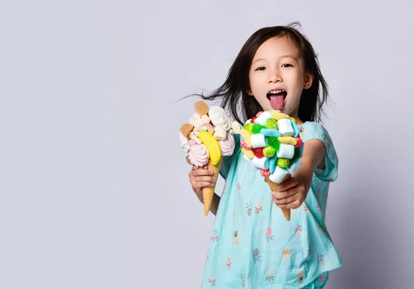 おいしいラズベリーマシュマロマーマレードとワッフルコーンで2つの甘い大きなアイスクリームを食べる女の赤ちゃんの子供 — ストック写真