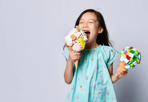 おいしいラズベリーマシュマロマーマレードとワッフルコーンで2つの甘い大きなアイスクリームを食べる女の赤ちゃんの子供 — ストック写真