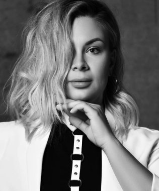 Beyaz ceketli şık kadının siyah beyaz portresi, siyah bluz ve saçlarını sabitleden şık beyaz kolye