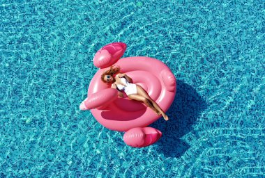 Güzel seksi kadın şişme dev pembe flamingo metin alanı ile mavi yüzme havuzunda yatak float. Yaz vibes turist