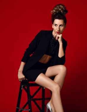 Kırmızı poz seksi siyah şık takım elbise güzel kendinden emin iş kadını