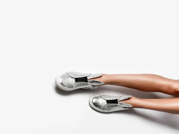 Kvinna ben bära silver moderna mode Bunny skor på grå — Stockfoto