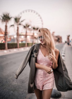 Güzel hipster kız Mutlu Agia Napa eğlence parkı yakınındaki dönme dolapta poz