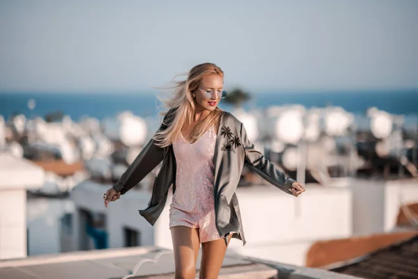 Európa utazás és nyaralás. Fiatal nő élvezi a városra néző kilátást tetőtéri boldog mosolygó tánc — Stock Fotó