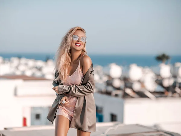 Europa viagens e férias. Jovem apreciando a vista da cidade a partir do topo do telhado feliz sorrindo dança — Fotografia de Stock