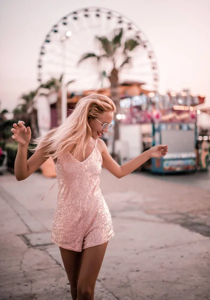 Mooie hipster meisje gelukkig poseren op het reuzenrad in de buurt van Agia Napa pretpark carrousel — Stockfoto