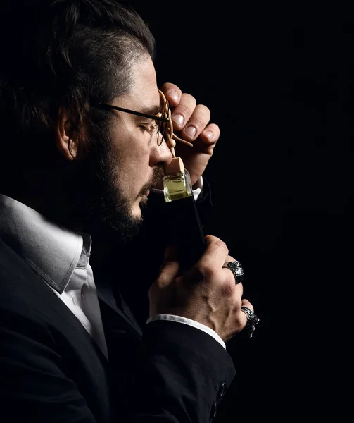 Homem brutal com barba e moderno penteado cheiro auto perfume desgaste negócio terno clássico — Fotografia de Stock