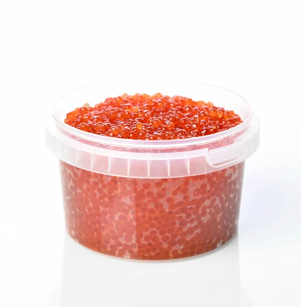Пластикова тарілка з червоним лососем або рибною ікрою кета на білому тлі. Морська їжа — стокове фото