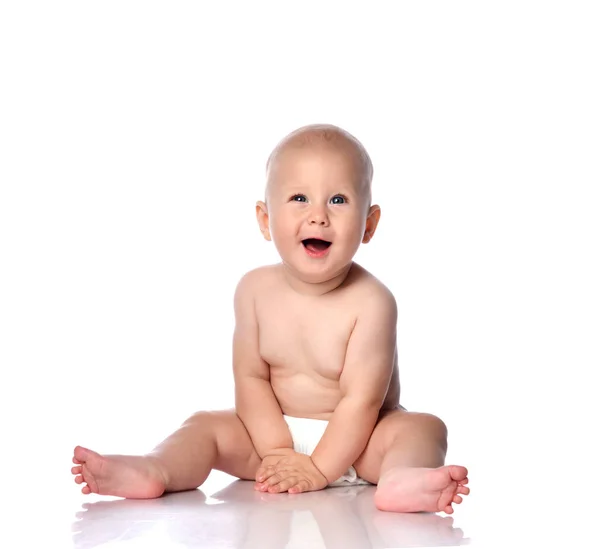 Bebek çocuk bebek bebek bezi mutlu gülerek beyaz izole oynarken oturan — Stok fotoğraf