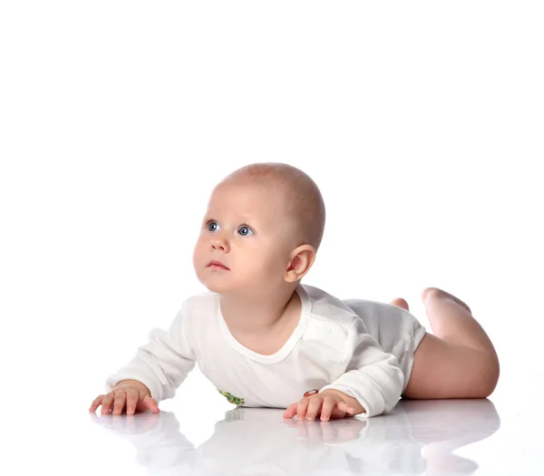 흰색 셔츠에 누워 유아 아기 소년 유아 행복 미소에 고립 된 흰색 — 스톡 사진