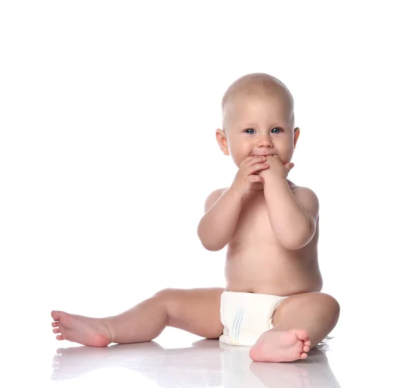 Criança infantil bebê menino criança sentada na fralda feliz sorrindo comendo mãos brincando isolado no branco — Fotografia de Stock