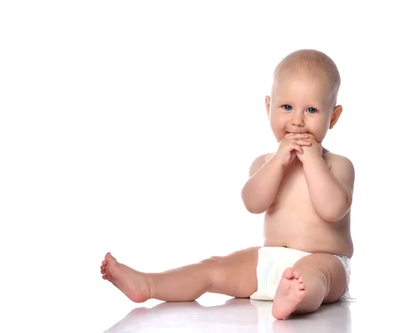 Enfant en bas âge bébé garçon tout-petit assis dans une couche heureux souriant manger mains jouer isolé sur blanc — Photo