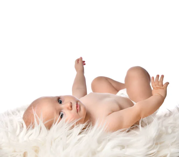 Joli petit garçon nouveau-né allongé sur une légère couverture douce isolé sur blanc — Photo