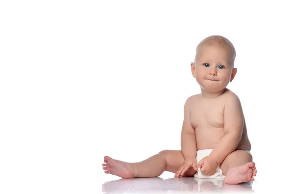 Spädbarn barn bebis pojke småbarn sitter i blöja glad leende äta händer spelar isolerade på vitt — Stockfoto
