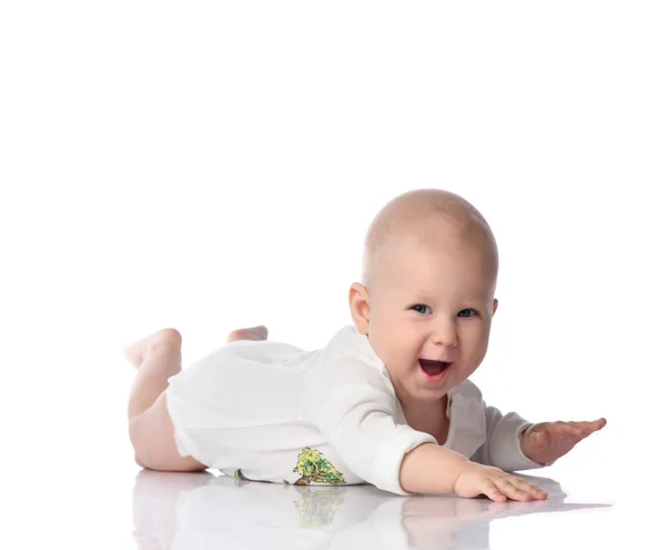 Дитячий хлопчик-малюк лежить у білій сорочці щасливий усміхнений ізольований на білому — стокове фото