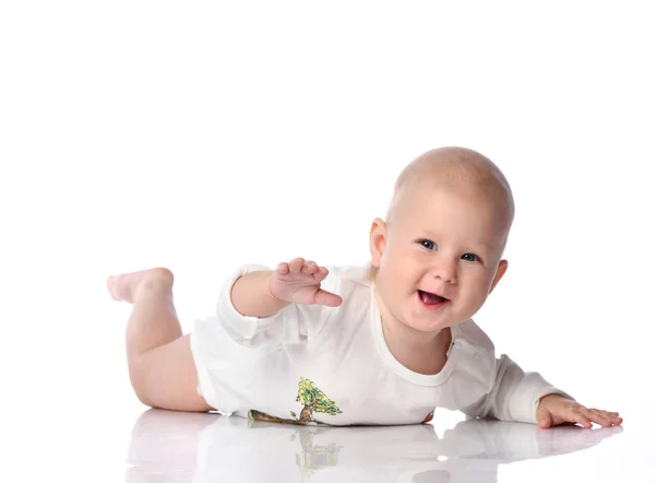 Baby kind jongen peuter liggend in wit shirt gelukkig glimlachend geïsoleerd op een witte — Stockfoto