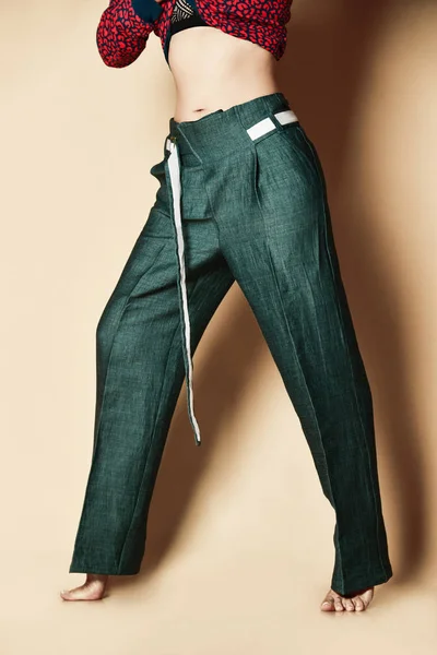 Новый дизайн женщина зеленые брюки повседневной девушки одежда с поясом на бежевый — стоковое фото
