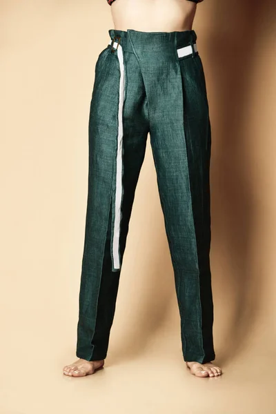 Nuevo diseño de mujer pantalones verdes ropa de niña casual desgaste con cinturón en beige —  Fotos de Stock