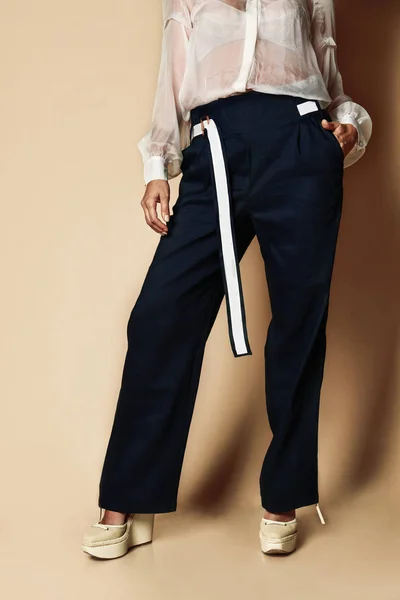 Nuevo diseño mujer pantalones negros ropa de niña casual desgaste con cinturón en beige —  Fotos de Stock