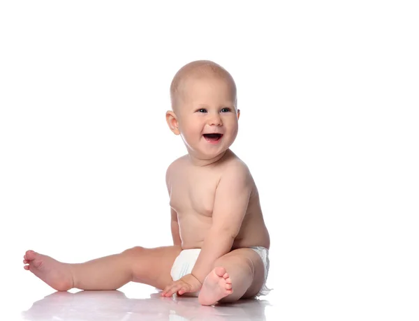 Lachen kind baby jongen peuter in luier zit opzij te kijken naar gratis kopieerruimte op wit — Stockfoto