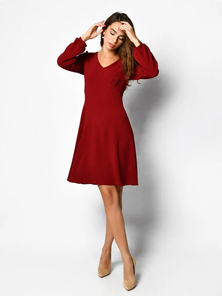 Jovem bela mulher posando em nova moda casual vestido de inverno vermelho feliz sorrindo andando no corpo inteiro branco — Fotografia de Stock