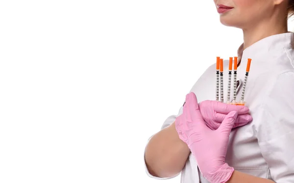 Primer plano médico o enfermera en guantes médicos de color rosa y máscara protectora que contiene jeringas de insulina para la diabetes aisladas en blanco —  Fotos de Stock