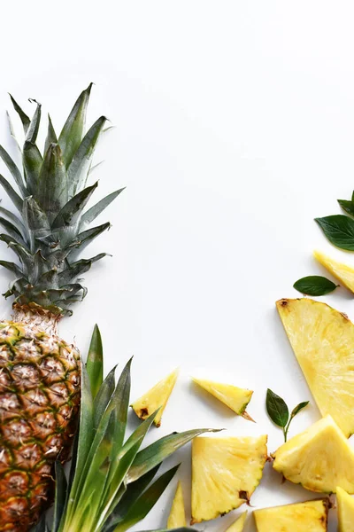 Ananas sappige gele plakjes achtergrond. Bovenaanzicht verse ananas plakken delen — Stockfoto