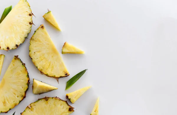Ananas succosa fette gialle sfondo. Vista dall'alto fresco ananas fetta parti — Foto Stock
