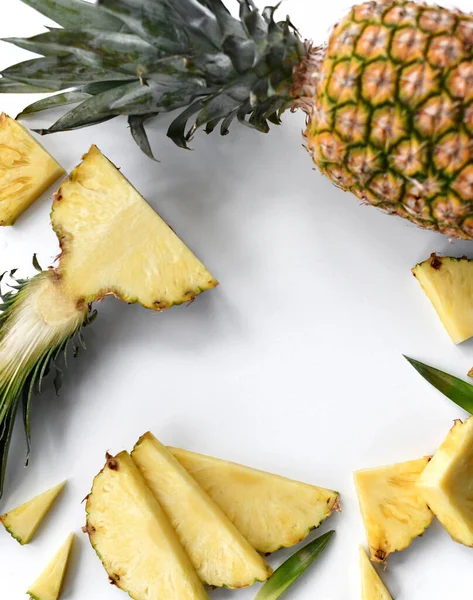 Hele gehalveerde en gesneden ananas met kopieerruimte in het midden. Biologisch superfood concept voor gezond eten — Stockfoto