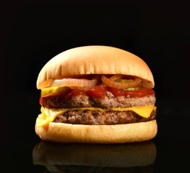 İki biftekli çizburger, peynir, taze sebze ve siyah üzerine özel sos.