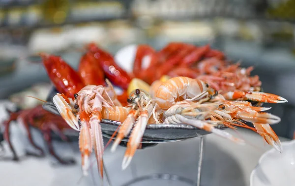 Ciotola con varietà di gamberetti saporiti freschi grandi — Foto Stock