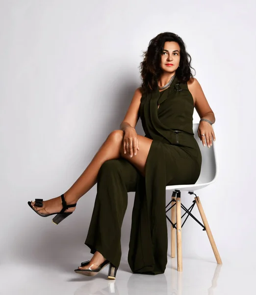 Vackra latinska etnicitet millennial brunett kvinna modell bär kostym högklackat skor poserar — Stockfoto