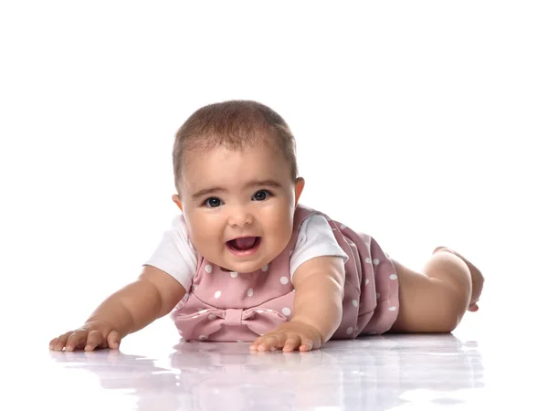 Крик несчастный младенец девочка малышка в горошек платье лежит на животе с протянутыми руками — стоковое фото