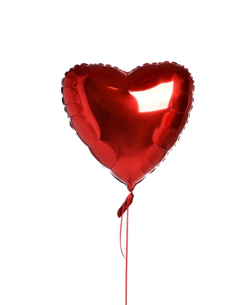 Objeto de globo de corazón rojo único para fiesta de cumpleaños o día de San Valentín aislado en un blanco — Foto de Stock