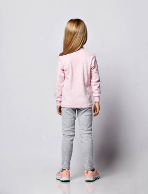 Sarışın kız portresi merino yünlü iç çamaşırlı balıkçı yaka kazak ve pantolon giyen.