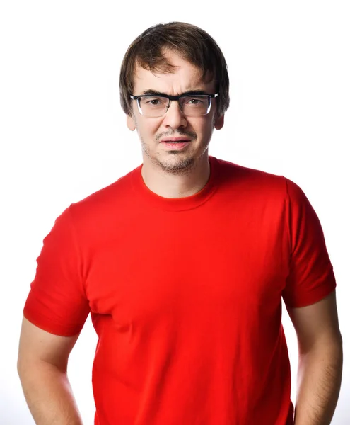 Infeliz squeamish hombre adulto sin afeitar en rojo camiseta y gafas mira a la cámara tratando de ver entender algo — Foto de Stock